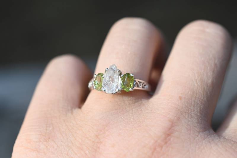 Roher Peridot Ring Birnenförmiger Diamant-Verlobungsring Rohedelstein Einzigartige Sterling Silber Versprechen Größe 3 4 5 6 7 8 9 10 11 12 von Avello