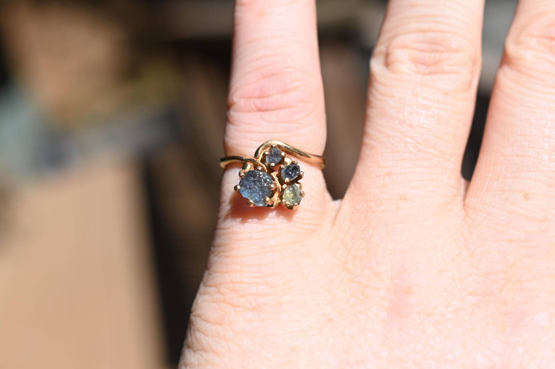 Verlobungsring 14K Gold Saphir Ring Rohedelstein Massiv Roh Saphire Blau Grün Avello Jahrestag Geschenk Für Frau von Avello