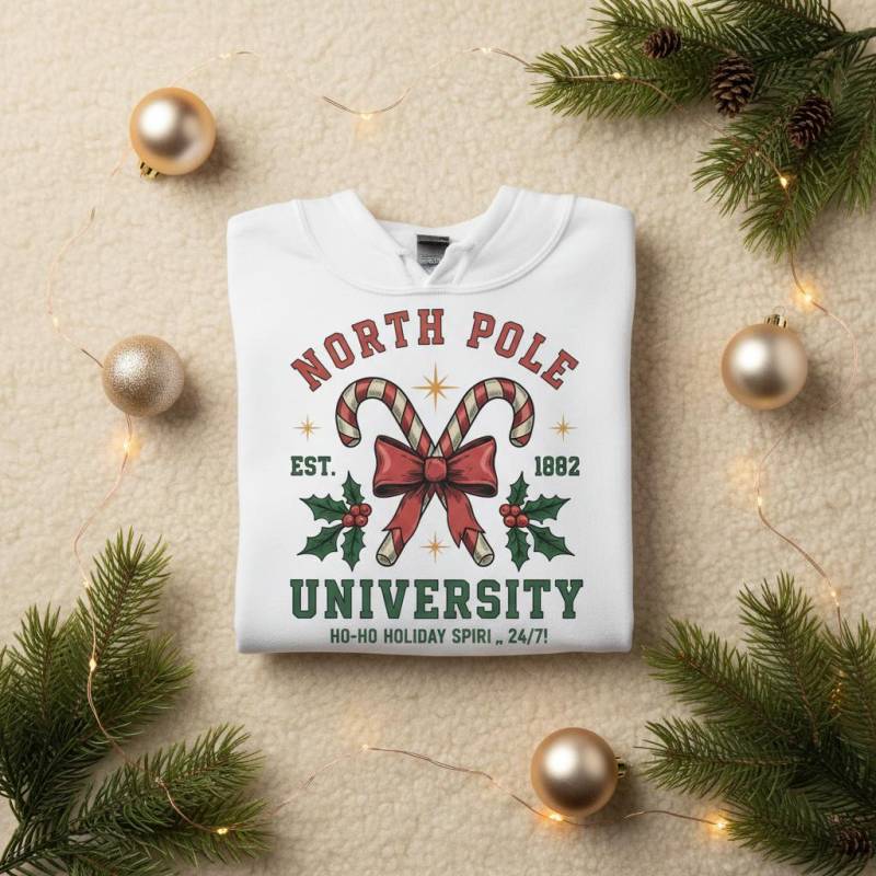 North Pole University Hoodie - Fun Christmas Gift Cozy Holiday Sweatshirt von AvenoirTheShop