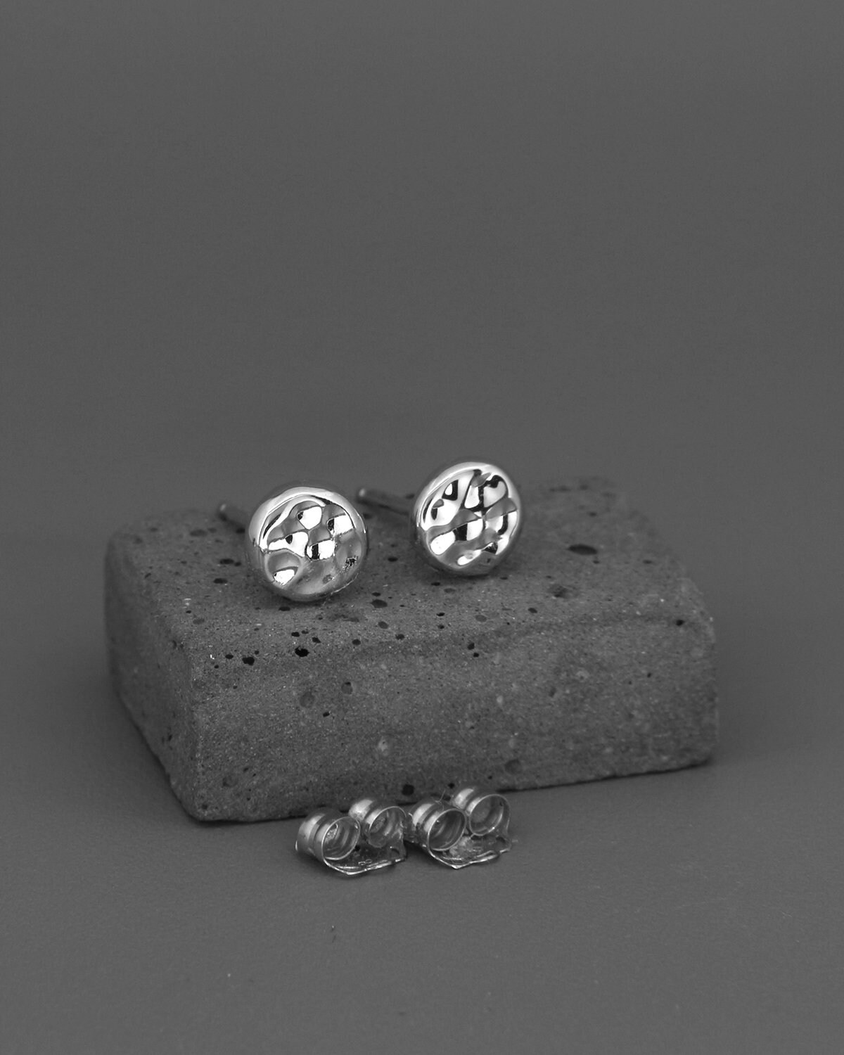 14K Recycled Weißgold Ohrstecker | Gehämmert Solid Recycling 4 Mm 5 6 7 Ohrringe Aus Recyceltem Gold von AverieJewelry