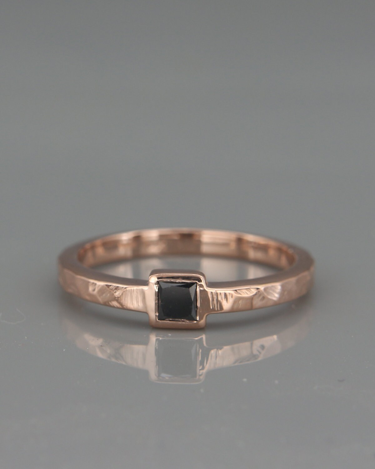 14K Rose Gold Schwarz Diamant Ring | Handgemachter Solider Roségoldring Besetzt Mit Einem Schwarzen Diamanten Im Princess Cut Schwarzer von AverieJewelry