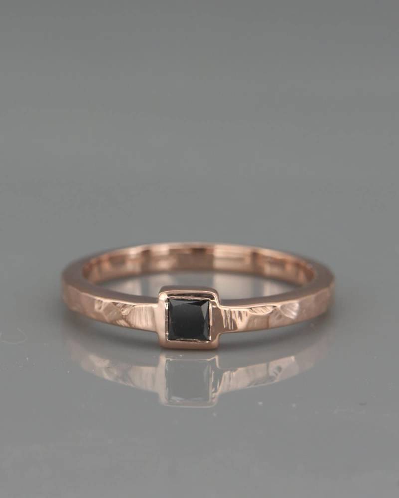 14K Rose Gold Schwarz Diamant Ring | Handgemachter Solider Roségoldring Besetzt Mit Einem Schwarzen Diamanten Im Princess Cut Schwarzer von AverieJewelry