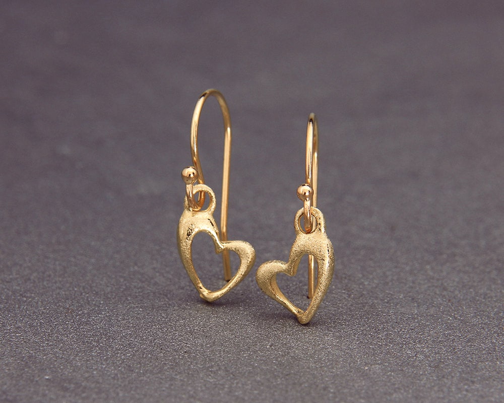 14K Solid Gold Herz Ohrringe | Handgemachte Aus Massivem 14K Gold in Herzform Mit Matter Oberfläche Perfektes Geschenk von AverieJewelry