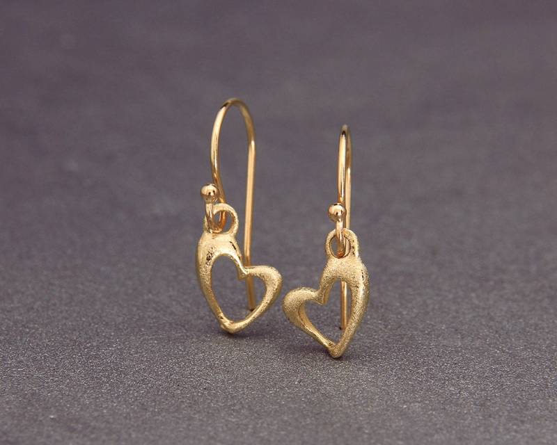 14K Solid Gold Herz Ohrringe | Handgemachte Aus Massivem 14K Gold in Herzform Mit Matter Oberfläche Perfektes Geschenk von AverieJewelry