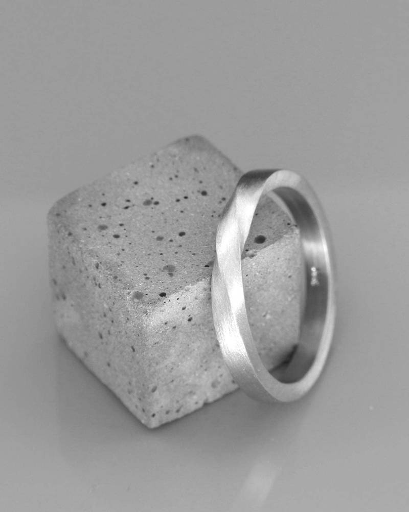 14K Weißgold Möbius Frauen Ehering | Handgemachter Solider 14K Weißer in Möbius-stil 2mm, 3mm, 4mm, 5mm von AverieJewelry