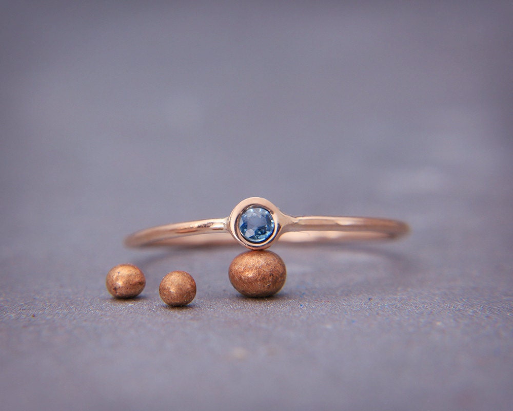 Etwas Blauer Saphir Ring Septembr Geburtsstein|Handgefertigter 14K Roségold Mit Blauem | Alternative Statement von AverieJewelry