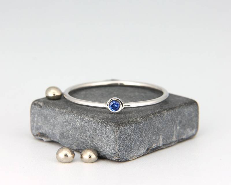 Etwas Blaues - 14K Weißgold Saphir Ring Septembr Geburtsstein | Handgemachter Solider Weißgoldring, Besetzt Mit Einem Blauen von AverieJewelry