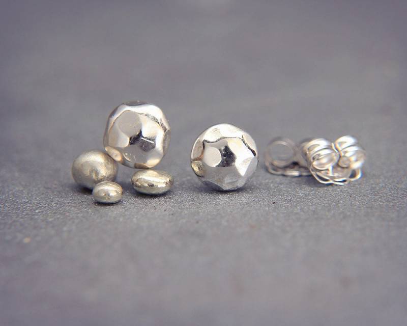 Facettierte Recycled Weißgold Ohrringe | Handgemachte Polierte/Texturierte Facettierte 14K Goldohrhänger von AverieJewelry