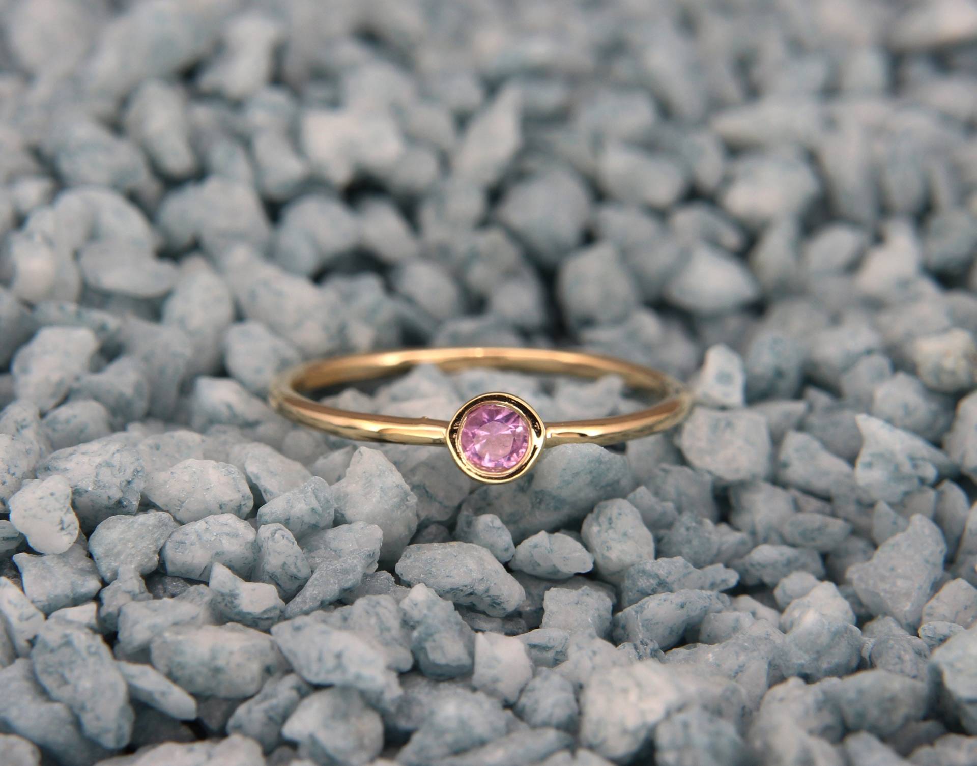 Lila Saphir Ring Septembr Birthstone | Handgemachter Solider 14K Goldring Mit Lila Saphir-September Geburtsstein von AverieJewelry