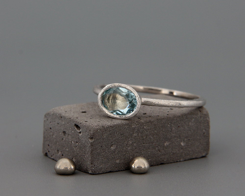 März Geburtsstein Aquamarin Ring | Handgemachter Solider 14K Weissgoldring, Besetzt Mit Einem Natürlichen Stein von AverieJewelry