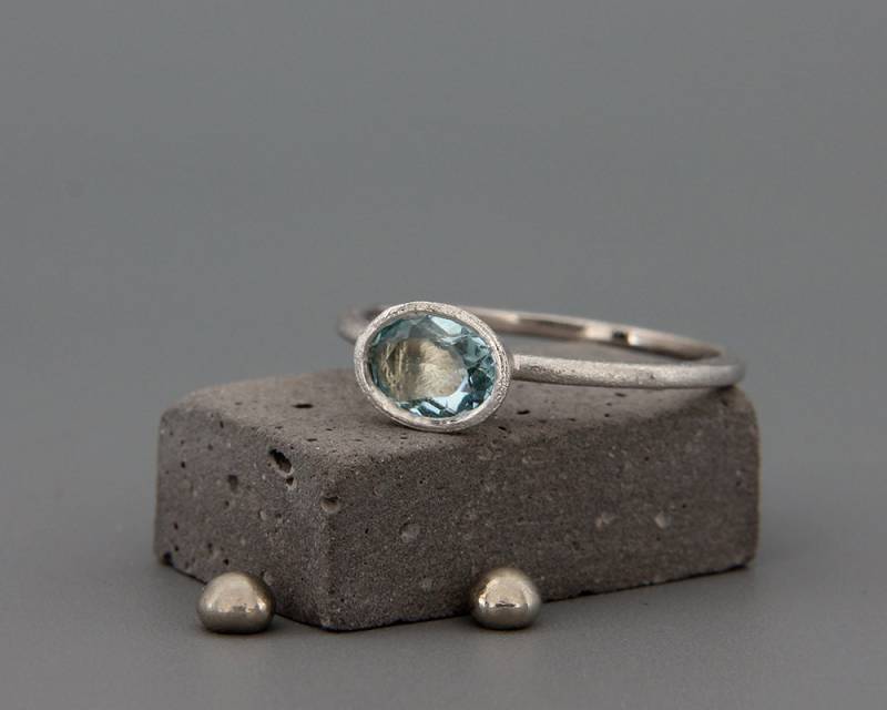März Geburtsstein Aquamarin Ring | Handgemachter Solider 14K Weissgoldring, Besetzt Mit Einem Natürlichen Stein von AverieJewelry