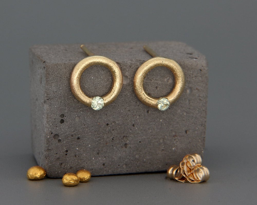 Massive 14K Gold Grüne Saphir Ohrringe | Handgemachte Solide Goldohrringe, Besetzt Mit Grünem - September Geburtsstein von AverieJewelry