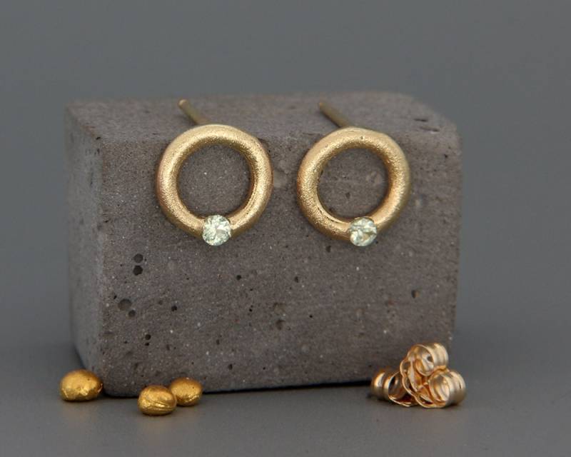 Massive 14K Gold Grüne Saphir Ohrringe | Handgemachte Solide Goldohrringe, Besetzt Mit Grünem - September Geburtsstein von AverieJewelry