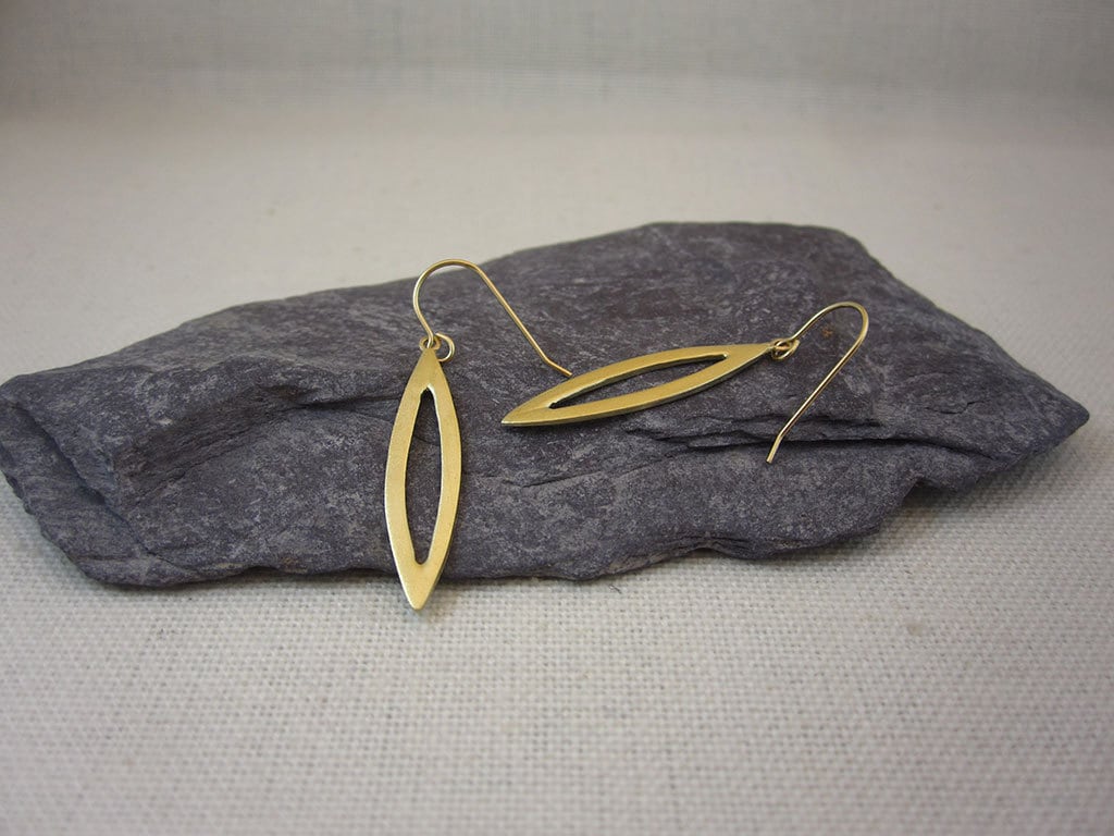 Massive 14K Gold Tropfen Ohrringe | Matte Solid Tropfenförmige von AverieJewelry