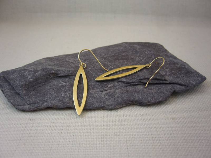 Massive 14K Gold Tropfen Ohrringe | Matte Solid Tropfenförmige von AverieJewelry