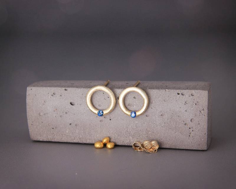 Massive 14K Gold Und Blaue Saphir Ohrringe | Handgemachte Aus Solidem 14K Besetzt Mit Blauem - September Geburtsstein von AverieJewelry