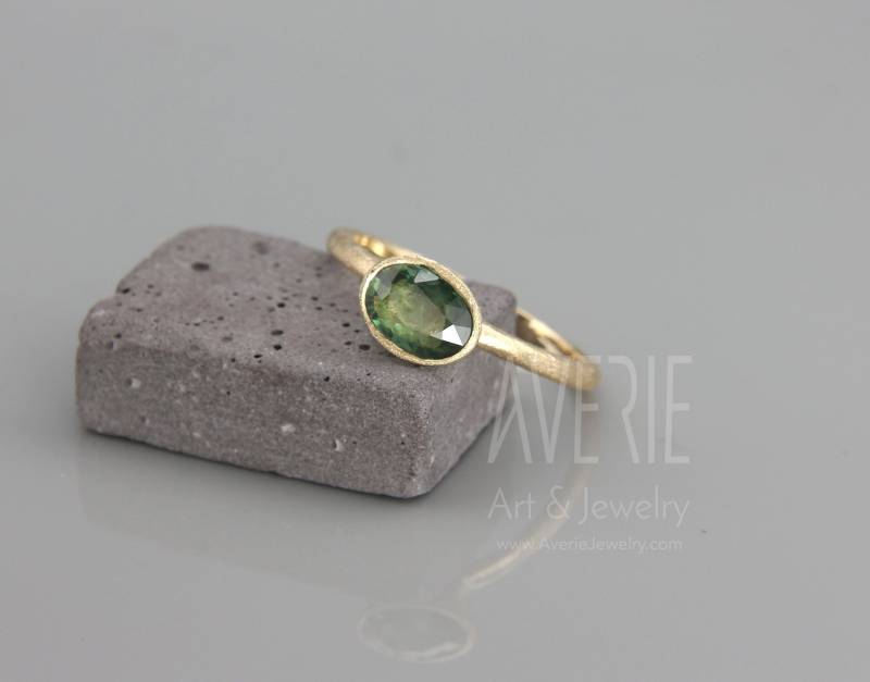 Natürlicher Grüner Saphir Goldring | Handgemachter Solider 14K Goldring, Besetzt Mit Einem Natürlichen Grünen Saphirstein von AverieJewelry