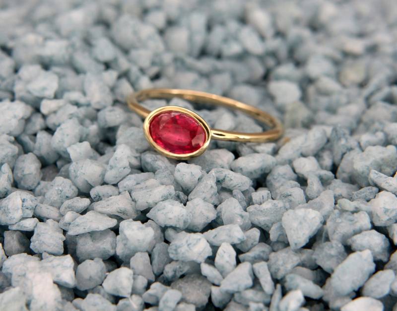 Natürlicher Rubin Goldring Juli Geburtsstein | Handgemachter Solider 14K Goldring, Besetzt Mit Einem Natürlichen von AverieJewelry