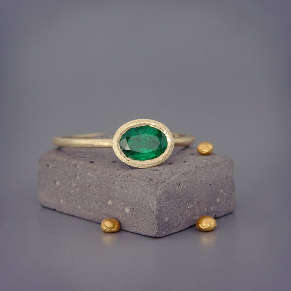 Natürlicher Smaragd Goldring Mai Geburtsstein | Handgemachter Solider 14K Goldring, Besetzt Mit Einem Natürlichen Smaragdstein von AverieJewelry