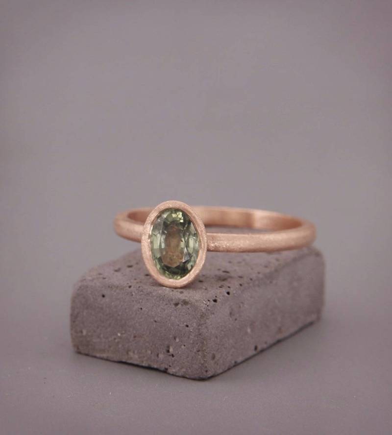 Rosegold Ring Mit Einem Natürlichen Saphir |Handgemachter Massiv 14K Roségold Grünen | Ovaler Grün von AverieJewelry