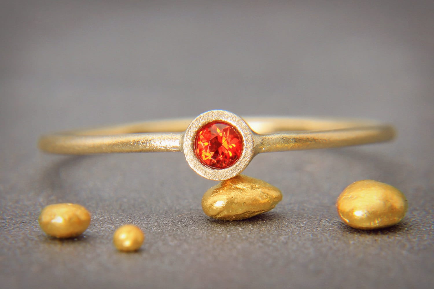 Roter Saphir Ring | Handgemachter Massiver 14K Goldring Mit Rotem Fancy Color Massivgold - September Geburtsstein von AverieJewelry