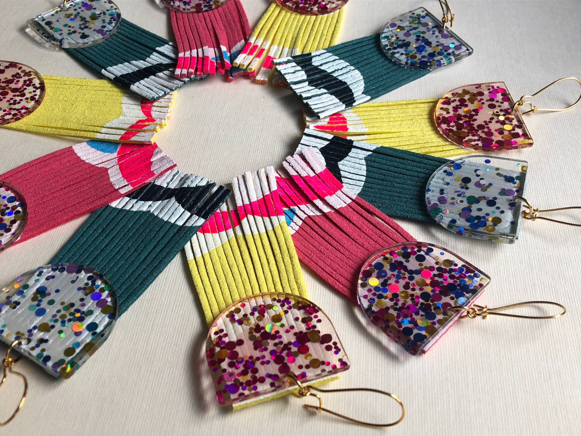 Glam Glitzer Fransen Ohrringe in Regenbogen Glam Glitzer Fransen Ohrringe in Regenbogen von AvertAdornments