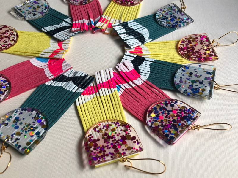 Glam Glitzer Fransen Ohrringe in Regenbogen von AvertAdornments