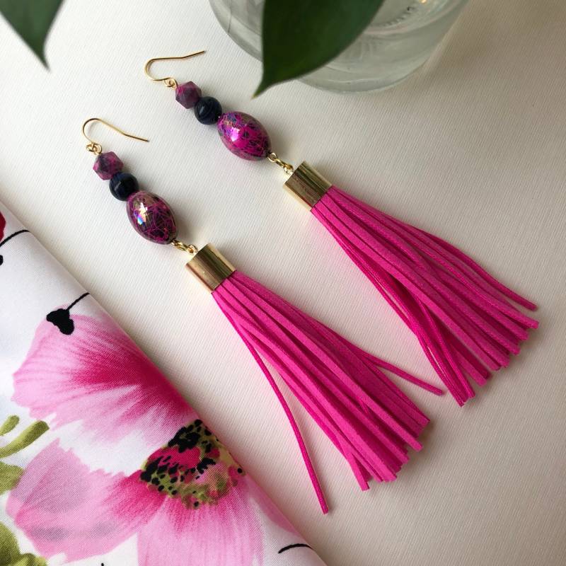 Irisierende Vintage Perlen & Pink Quasten Ohrringe von AvertAdornments