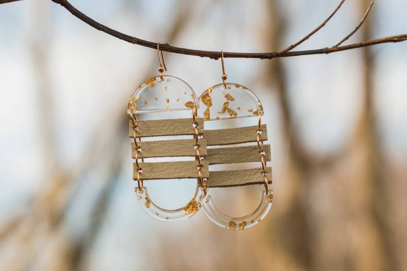 Lederleiter Ohrringe - Leichtes Acetat in Goldflocken von AvertAdornments