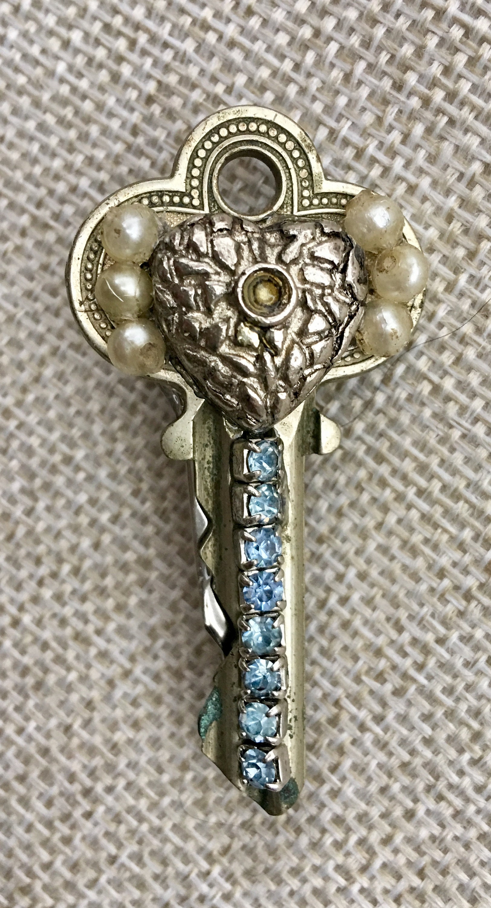 Vintage-Schmuck Hochmoderne Schlüsselanhänger Pin Aus Cleveland von AveryRoadVintage