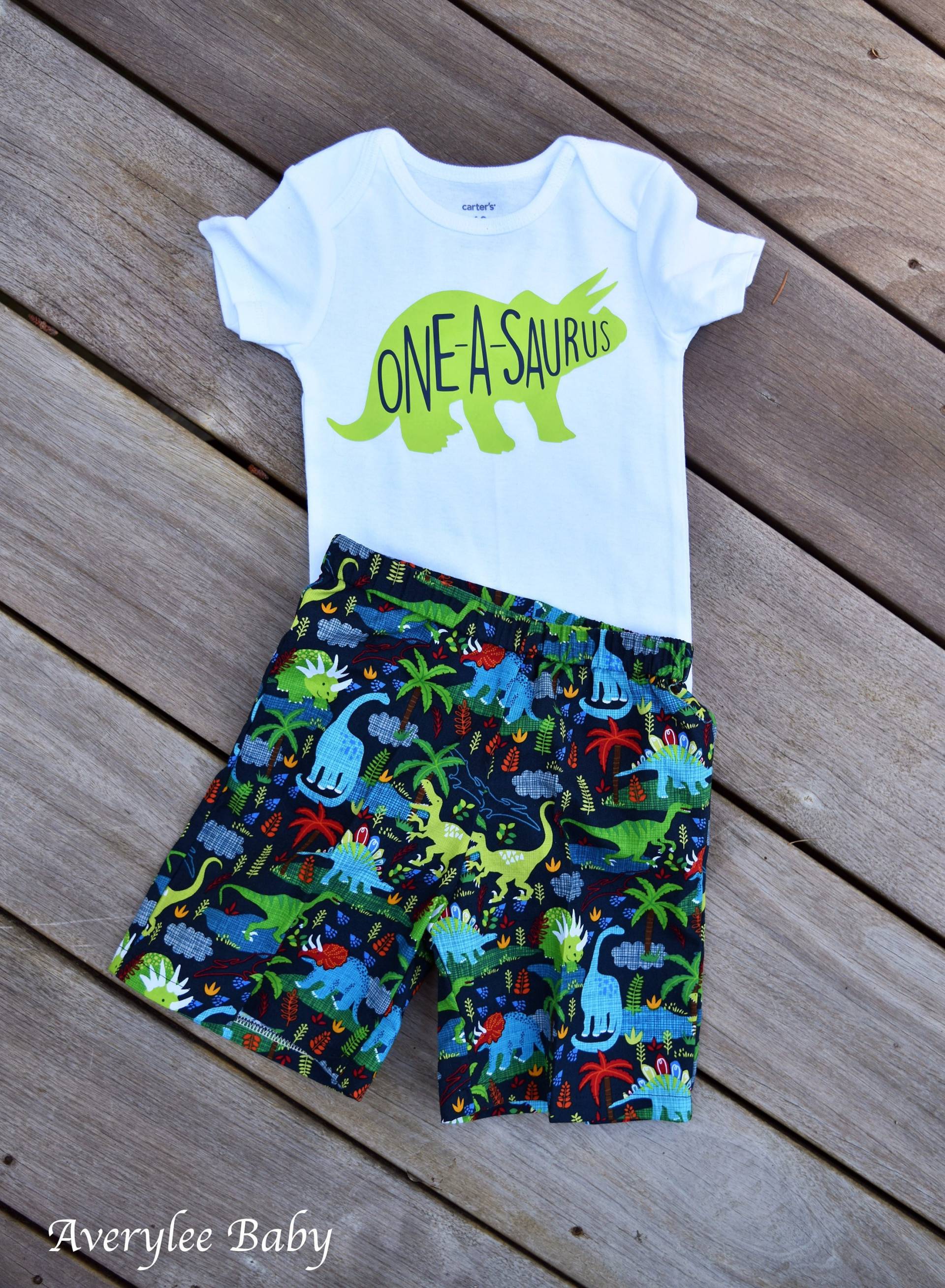 Dinosaurier Geburtstag Outfit | Geburtstagsshirt Zum Ersten Baby Jungen Shorts von AveryleeBaby