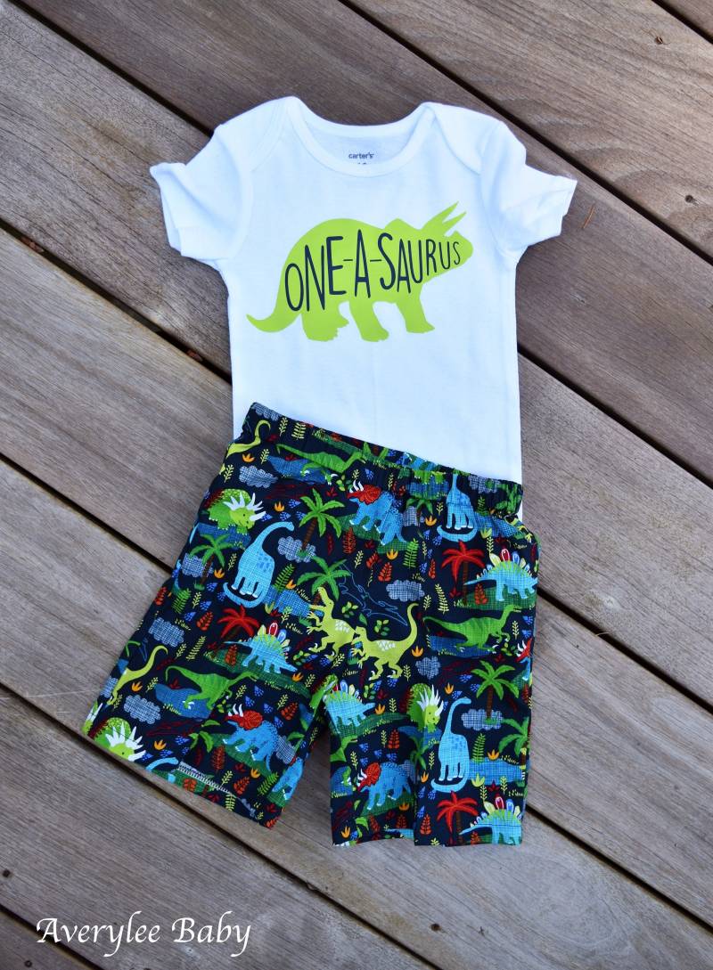 Dinosaurier Geburtstag Outfit | Geburtstagsshirt Zum Ersten Baby Jungen Shorts von AveryleeBaby