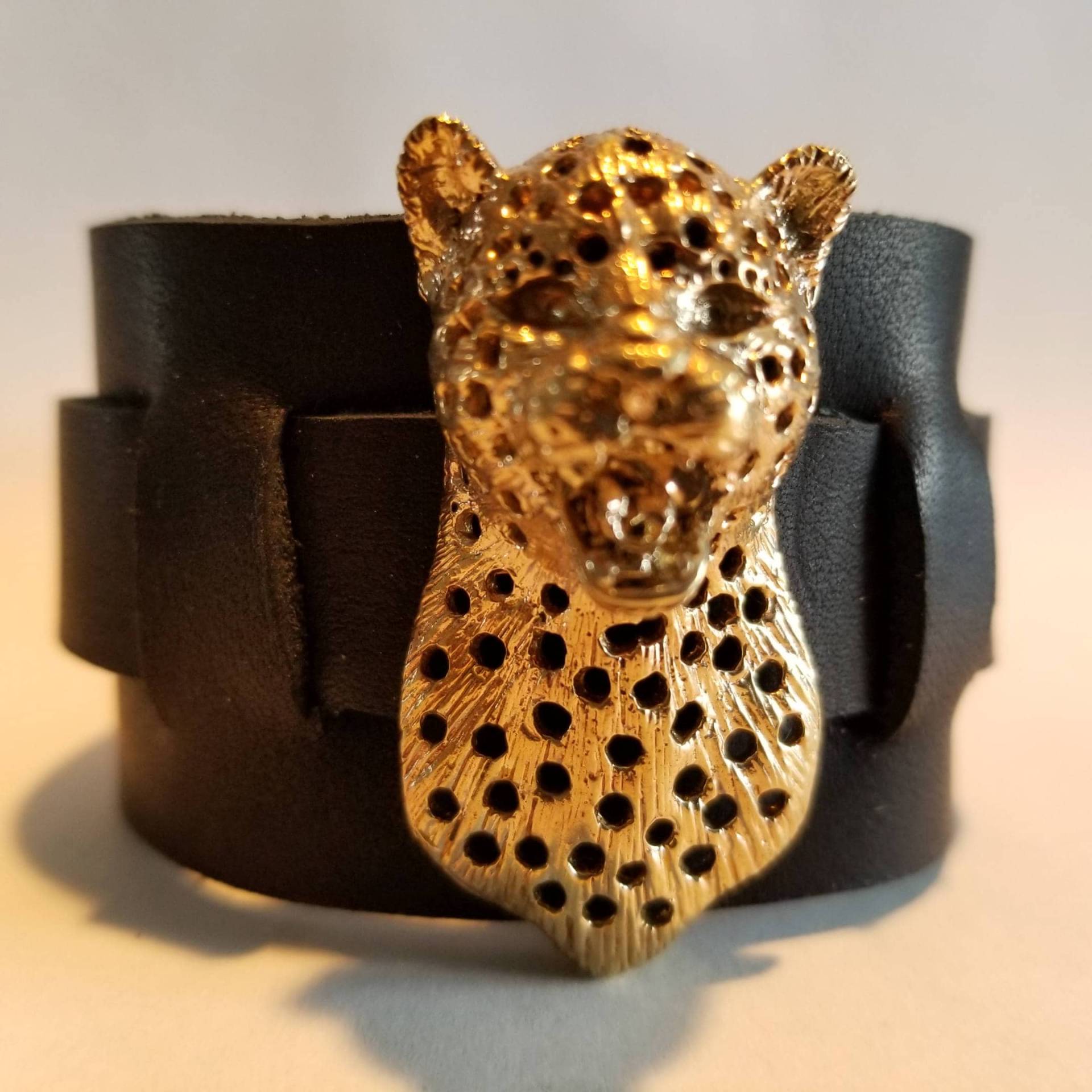 Messing & Schwarzem Leder Cheetah Torso Armreif von AviKeithCollection