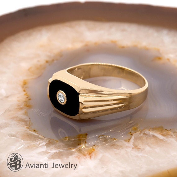 14K Gelbgold Onyx Ring Mit Diamant Akzent von AviantiJewelry