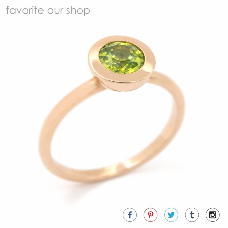 14K Rose Gold Peridot Ring Stapelbarer Ring August Geburtsstein 14K Rose Gold Peridot Ring Stapelbarer Ring August Geburtsstein von AviantiJewelry