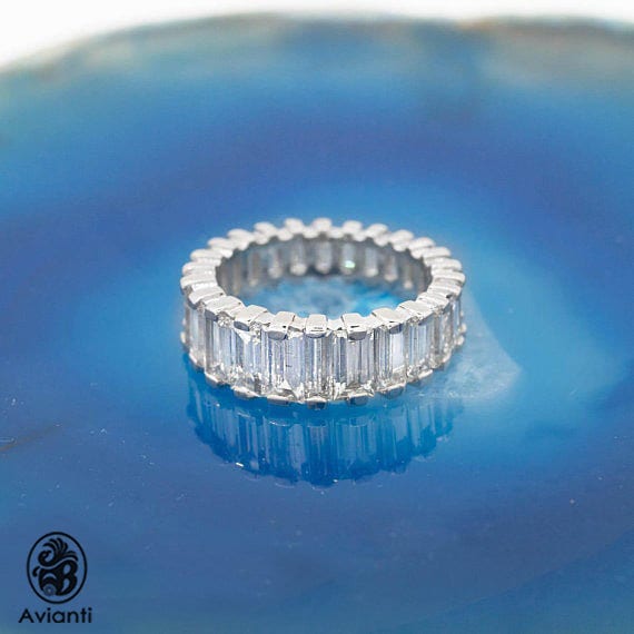 14K Weißgold Baguette Diamant Eternity Band - 4.20 Karat 14K Weißgold Baguette Diamant Eternity Band - 4.20 Karat von AviantiJewelry