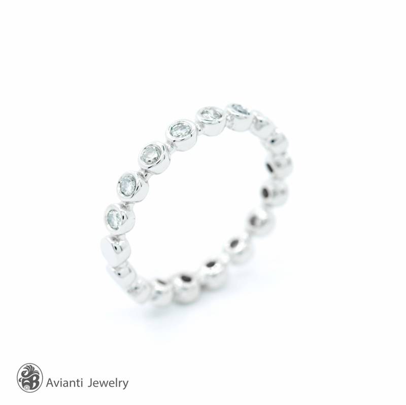 14K Weißgold Diamant Ehering Eternity Ring von AviantiJewelry