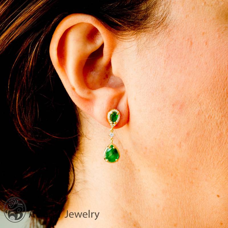 18K Gold Smaragd Hängeohrringe Pear Cut Mai Geburtsstein von AviantiJewelry
