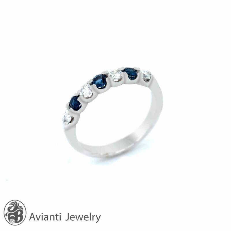 Blauer Saphir Diamant Band 14Kt Weißgold Ring Blauer Saphir Diamant Band 14Kt Weißgold Ring von AviantiJewelry