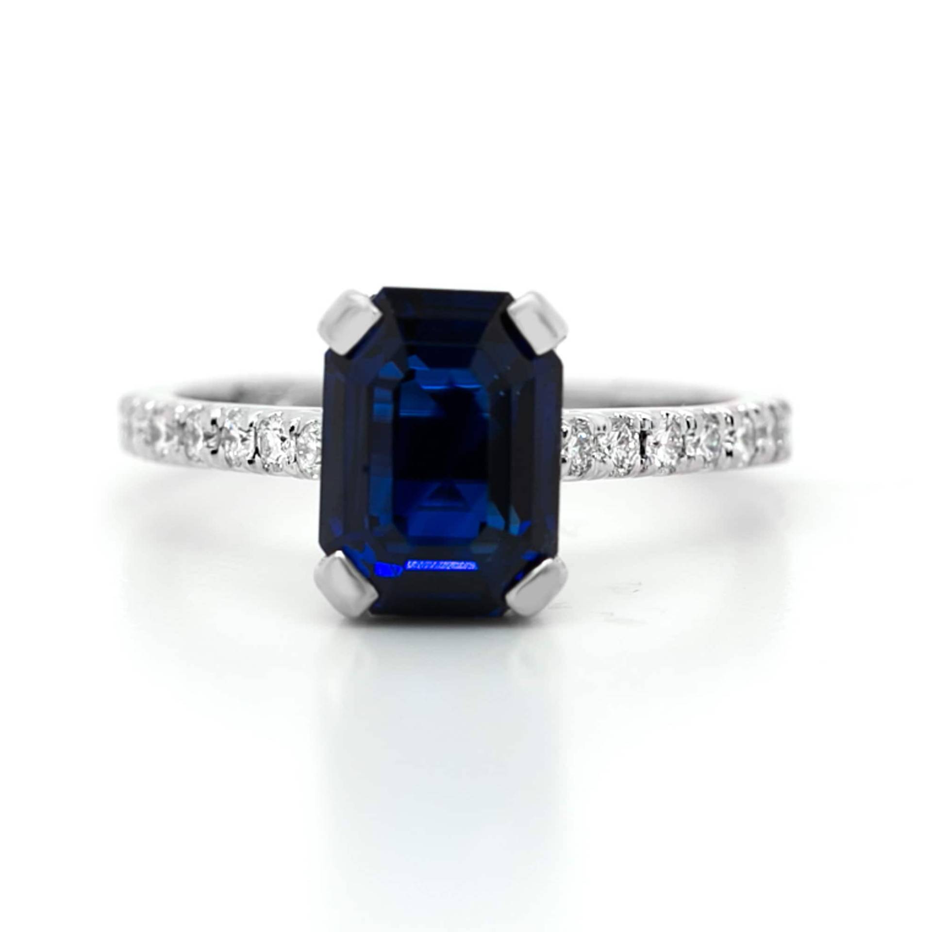 Blauer Saphirring Im Smaragdschliff, Diamantring, Blauer Saphirring, Verlobungsring, September Geburtsstein von AviantiJewelry