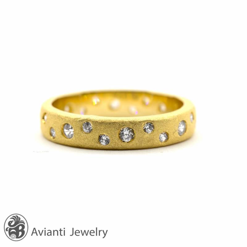 Diamant Eternity Band 14K Gelbgold Lünette Gesetzter Ehering von AviantiJewelry