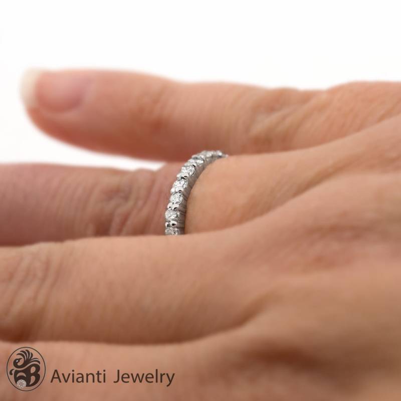 Diamant Eternity Ehering 14K Weißgold Jubiläumsring von AviantiJewelry