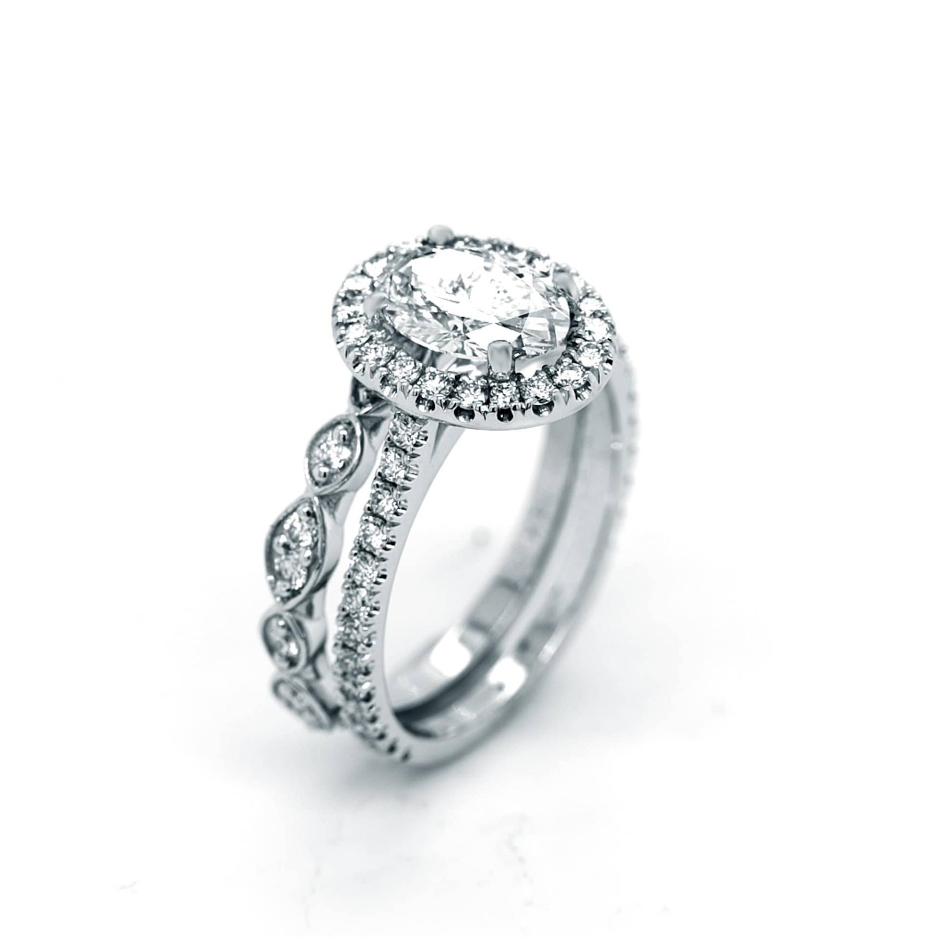 Diamant-Verlobungsring, Ovaler Verlobungsring, Diamant-Halo-Ring, Runder Halo-Verlobungsring, Kollektion Roter Teppich, Diamantring von AviantiJewelry