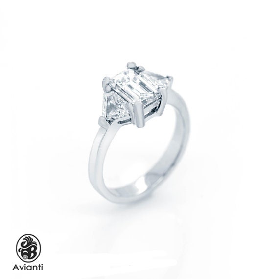 Diamant Verlobungsring Im Smaragdschliff 14K Weißgold Mit Trillion Akzenten von AviantiJewelry