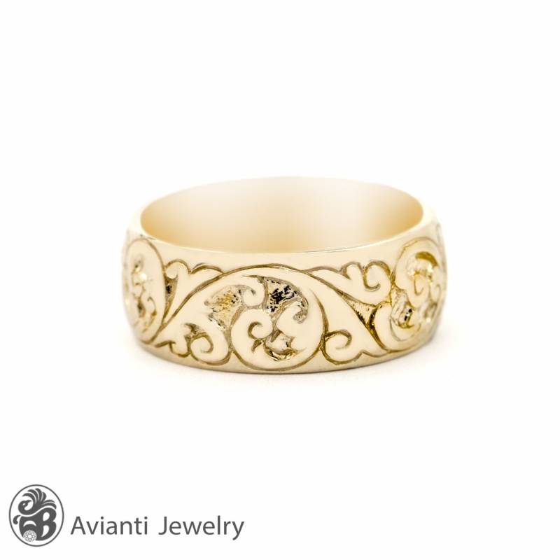 Handgravierter Ehering Aus 14K Gelbgold Verschnörkeltes Design, 8.5 Mm von AviantiJewelry