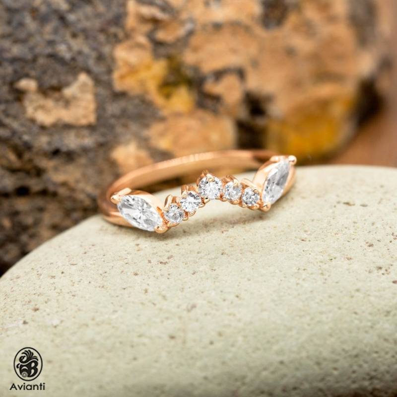 Marquise & Runder Diamant Chevron Ehering - 14K Roségold von AviantiJewelry