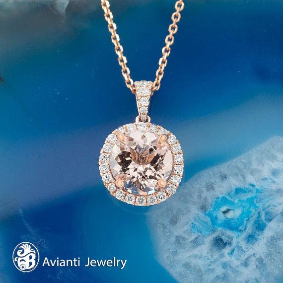 Morganit Anhänger Runder Pfirsichfarbener Stein, Diamant Halo, 14K Roségold Morganit Anhänger Runder Pfirsichfarbener Stein, Diamant Halo, 14K Roségold von AviantiJewelry