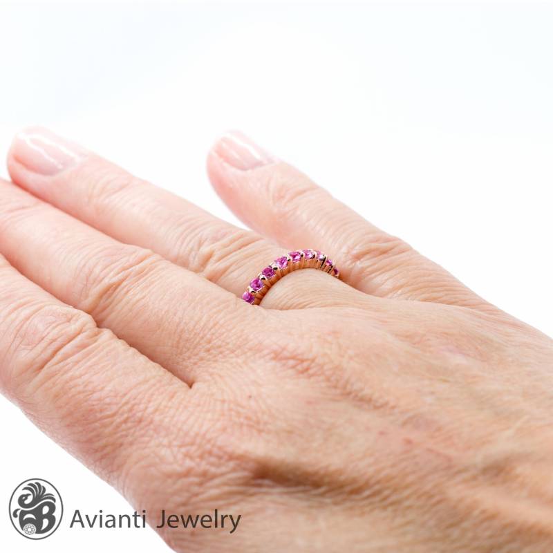 Pink Saphir Eternity Band - 14K Rose Gold Ring von AviantiJewelry