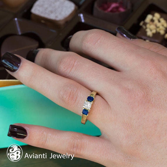 Princess Cut Diamant Verlobungsring 750 Gelbgold, Smaragd Und Saphire von AviantiJewelry