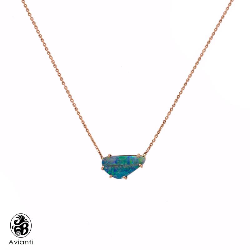 Rose Gold Boulder Opal Doublette Halskette Grün-Roter Opal, Prong Set von AviantiJewelry